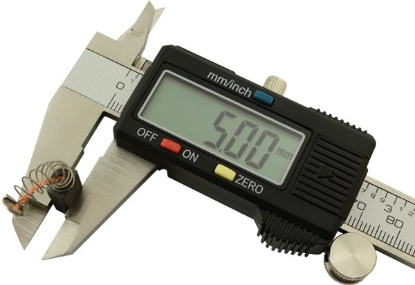 Digitale schuifmaat met micrometer-nauwkeurigheid voor opmeten van koolborstels